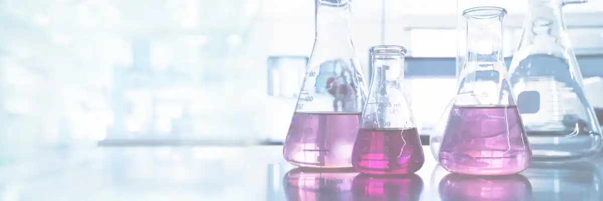 Header Bild mit Chemikalien